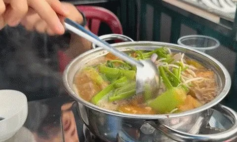 Khách Hàn mê mẩn đặc sản miền Tây kén khách ở quán 50 năm tuổi