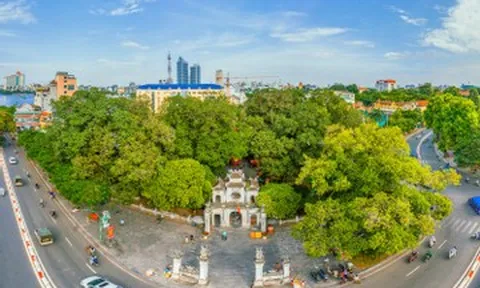 Đền, chùa Hà Nội đông kín khách tới cầu may đêm giao thừa, mùng 1 Tết