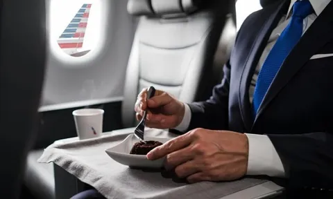 Bữa ăn cao cấp trên máy bay bị chê như "thịt in 3D", hãng phải xin lỗi