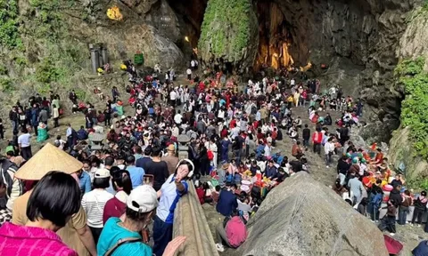 '15 phút mới nhích được một bước' tại hội chùa Hương