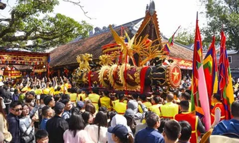 Hàng nghìn người trảy hội rước pháo Đồng Kỵ đầu xuân