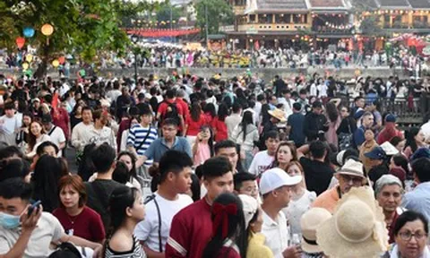 Biển người 'đổ bộ' phố cổ Hội An, chờ mỏi chân mới có ảnh check-in