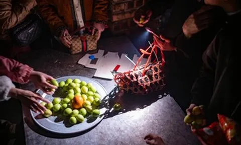 Nghìn người đổ xô tới chợ âm dương, đi qua cửa âm phủ đêm mùng 4 Tết