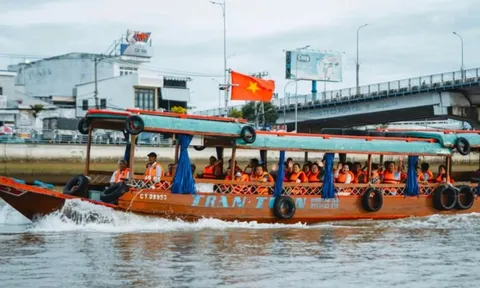 Tạm dừng đón khách tại bến cầu tàu chợ nổi Cái Răng