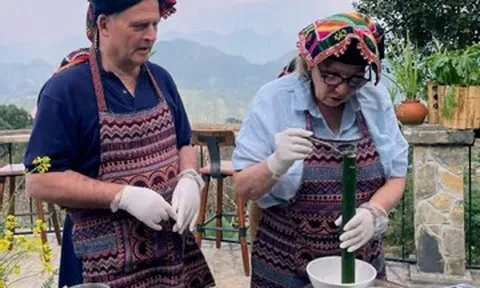 Khách Tây thích thú trải nghiệm làm cơm lam ở Pù Luông