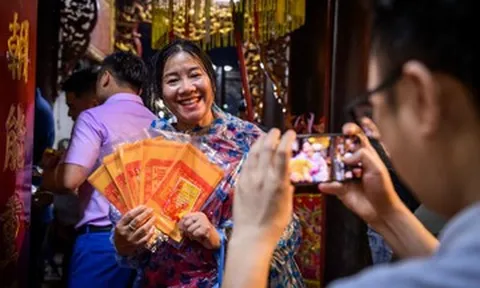 Vạn người đội mưa, xếp hàng xin ấn đền Trần