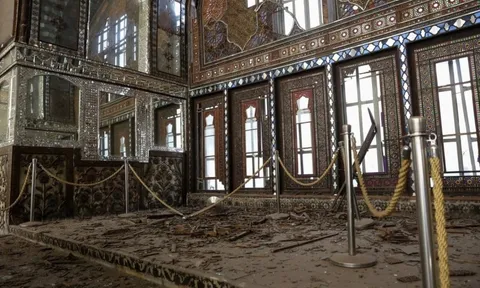 Cảnh vỡ nát tại cung điện di sản tại Iran sau không kích