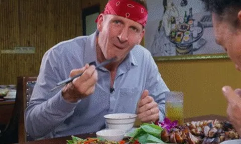 Khách Tây thử món thịt chuột 'khổng lồ' ở Hà Nội, khen ngon nhất từng ăn