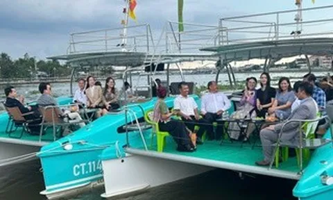 CLIP: Du khách chi tiêu quá thấp, Cần Thơ họp trên tàu tìm giải pháp tháo gỡ