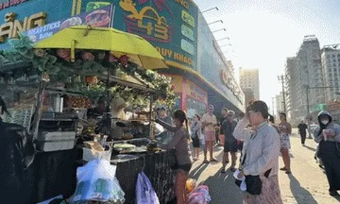 Khách Tây xếp hàng, chờ 40 phút mua bánh mì giá 70 nghìn ở vỉa hè Đà Nẵng