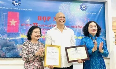 Nguyễn Á nhận tước hiệu Nghệ sĩ Nhiếp ảnh đặc biệt xuất sắc E.VAPA/G Hội Nghệ sĩ Nhiếp ảnh Việt Nam