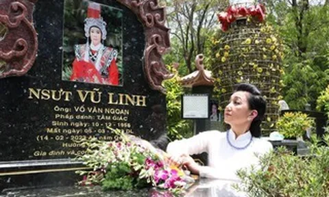 NSƯT Thanh Thanh Tâm viếng mộ Vũ Linh, thắp hương tri ân các tiền bối