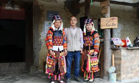 Người đầu tiên làm du lịch ở Lô Lô Chải