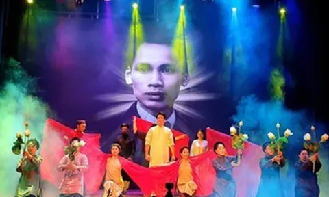 Nghệ sĩ Minh Hải, háo hức tái diễn vở "Nợ nước non", hóa thân nhân vật Bác Hồ trên sân khấu