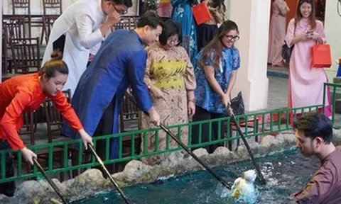 Các nhà ngoại giao quốc tế hào hứng học điều khiển rối nước