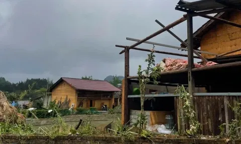 Loạt homestay Hà Giang tốc mái, sập tường do mưa đá hiếm gặp