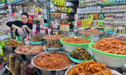 Khu chợ 127 năm tuổi nổi tiếng ở miền Trung, bán đầy đặc sản ngon, rẻ