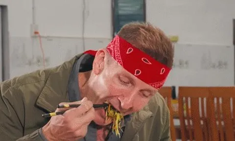 Khách Tây thử món 'kén' người ăn ở Lâm Đồng, khen vị béo ngậy như kem