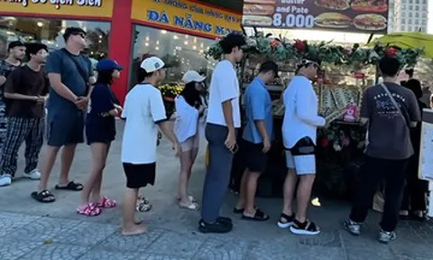 Tiệm bánh mì vỉa hè hút khách Tây xếp hàng chờ mua ở Đà Nẵng bị xử lý