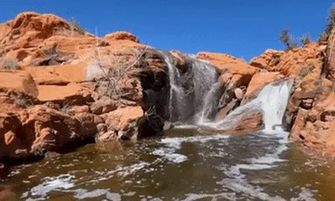 Thác nước hiếm gặp, xuất hiện 4 lần trong 15 năm, du khách đổ xô đi chiêm ngưỡng