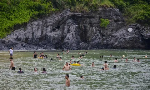 Bãi tắm tách biệt ở Việt Nam bất ngờ 'hot' trên báo ngoại