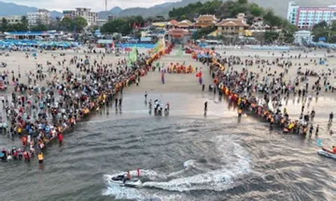 Hàng nghìn người đổ về bờ biển TPHCM từ rạng sáng xem rước Long Vị