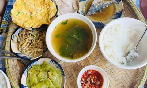 Du khách ngỡ ngàng với mâm cơm 7 món giá 45 nghìn ở Huế, có món đặc sản lạ ngon