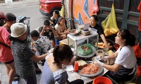Quán bánh mì 47 năm 'bảo thủ' ở phố cổ Hà Nội, khách xếp hàng chờ mua