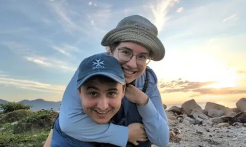 Đến Việt Nam 1 năm, cặp đôi Anh - Canada quyết định ở lại vì quá hạnh phúc