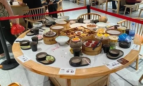 Nhà hàng gây phẫn nộ khi giữ đồ ăn thừa của người nổi tiếng để khách check-in