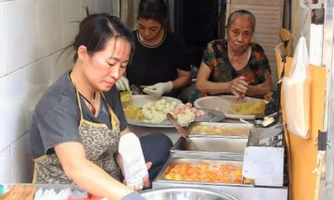 Quán Hà Nội rộng 2m2, mỗi ngày bán nghìn chiếc bánh rán 'siêu nhỏ, siêu rẻ'