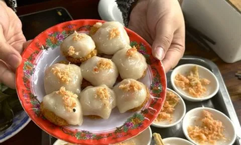 4 món bánh đặc sản tên lạ, giá siêu rẻ, khách ăn chục chiếc chưa chán ở Huế
