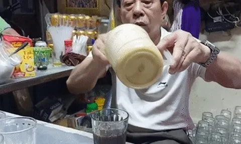 Quán cà phê 30 năm ở chợ xứ Nghệ hút khách với lớp bọt 'lạ', ngày bán trăm cốc