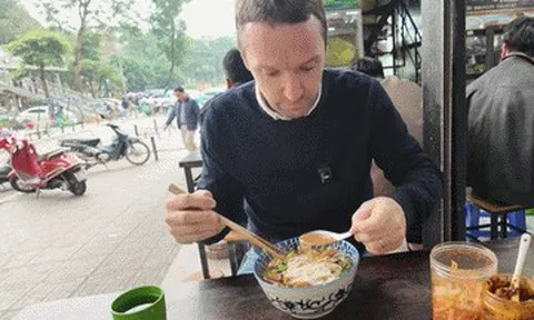Khách Tây thử món bún 55.000 đồng ở Hà Nội, bất ngờ vì bát đầy 'topping' lạ