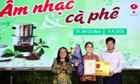 Trao tặng “Mai vàng tri ân” cho NSND Phượng Loan và nhạc sĩ Nguyễn Cường