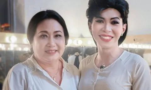 Thanh Hằng xem "Gánh hát về khuya", thương phận đời nghệ sĩ