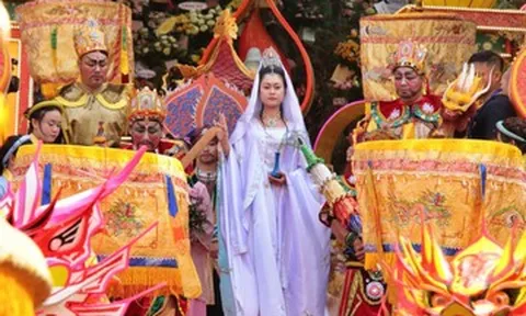 Hàng nghìn người chen chân dự Lễ hội Quán Thế Âm