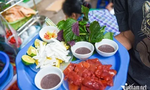 Món ăn 'hạ hỏa' ngày nắng nóng ở Hà Nội, hương vị gây tranh cãi vẫn hút khách