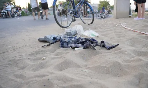 Rác thải ngổn ngang khi người dân vượt rào vào 'biển Gò Vấp'