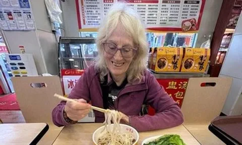 Cụ bà 74 tuổi một mình du lịch Trung Quốc, dân mạng xin làm hướng dẫn viên