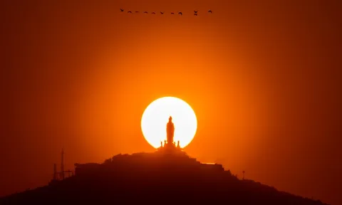 Cảnh hoàng hôn trên núi Bà Đen gây sửng sốt