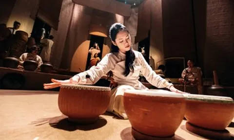 Phía sau show diễn từ chum, niêu, vại có '1-0-2' khiến người xem thán phục