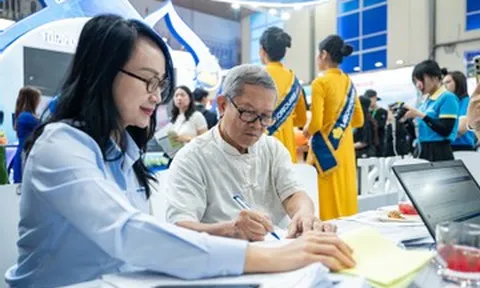 Cụ U90 đi 'săn' tour khuyến mại, chi gần 100 triệu 'chốt đơn' cho cả gia đình
