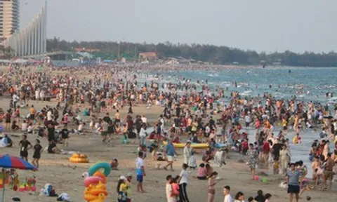 Nắng nóng oi bức, du khách đổ về biển Vũng Tàu chen chân 'giải nhiệt' cuối tuần