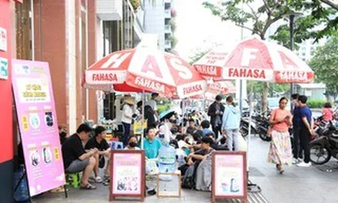 50 tuổi, một công ty sách tặng 50 tủ sách và quà cho học sinh nghèo trị giá 4 tỉ đồng