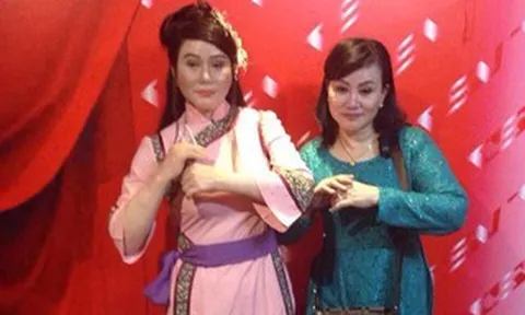 Nghệ sĩ Cẩm Thu nhìn lại Phan Kim Liên sau 9 năm gặp lại bức tượng sáp