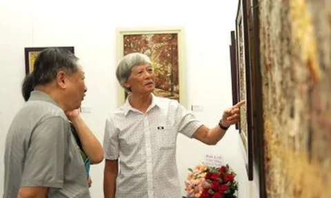 Bỏ cọ vẽ, dùng lá khô và hành trình 60 năm của một họa sĩ lạ