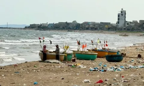 Bãi biển ở Lâm Đồng ngập rác