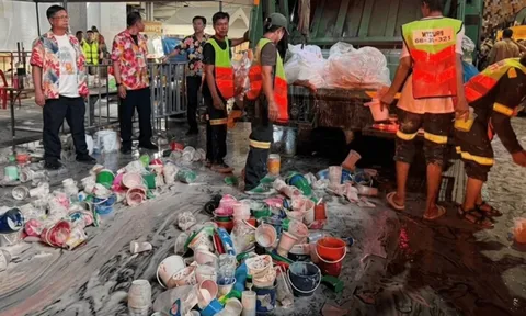 Dọn hơn 100 tấn rác sau một ngày ở Songkran