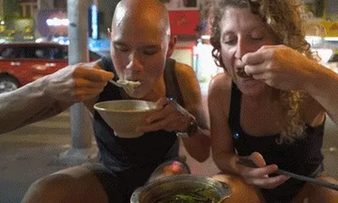 Khách Tây thử món 'bốc lửa' ở TPHCM, khen vị giống thịt gà nhưng ngon hơn